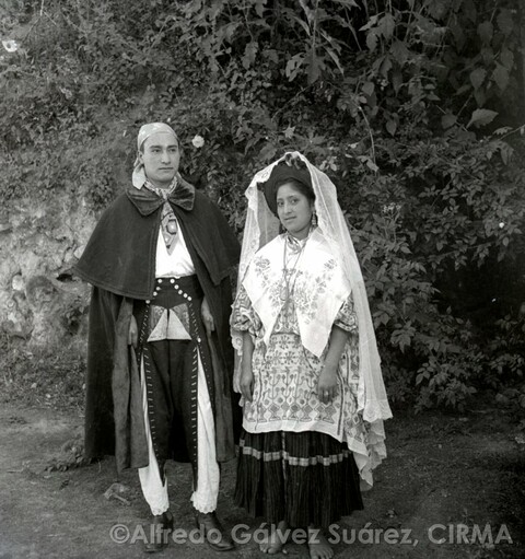 Mujer y hombre portando el traje ceremonial de Quetzaltenango
